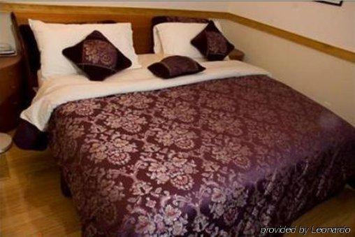 Jersey City Bed & Breakfast Room photo